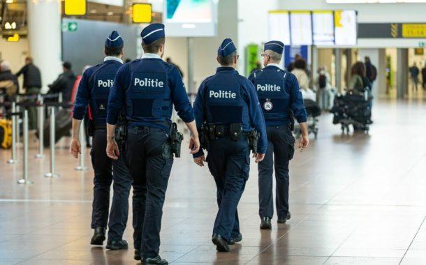 Two girls arrested at Brussels airport with more than €1,000,000 in their suitcases. The Ministry of the Interior is currently investigating